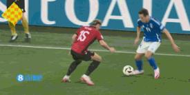 狼狈！基耶萨扣球晃倒阿尔巴尼亚球员，后者试图去拉基耶萨的腿