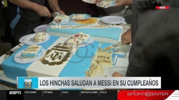 众多球迷酒店外为梅西庆生，阿根廷队给球迷分发生日蛋糕