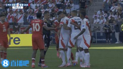 秘鲁球员凶狠上抢踢对手脚踝染黄，VAR介入改判红牌