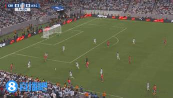 肉搏！智利+阿根廷数名球员围在一起拼抢，场面堪比橄榄球比赛