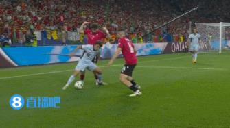 失误又送点！安东尼奥-席尔瓦踢倒对手被判点，葡萄牙0-2落后