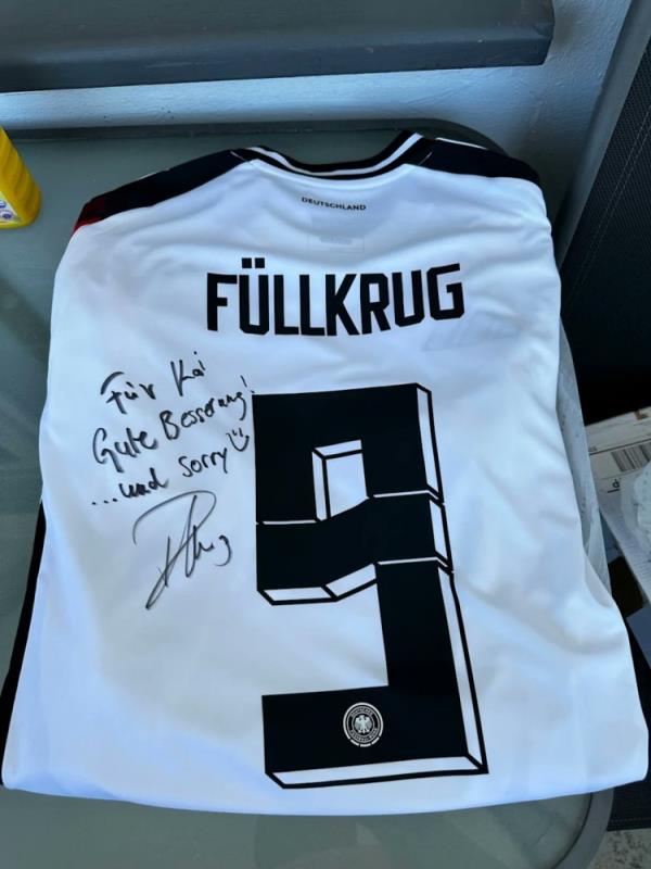 菲尔克鲁格射门导致球迷骨折，他将签名球衣送给球迷并致歉