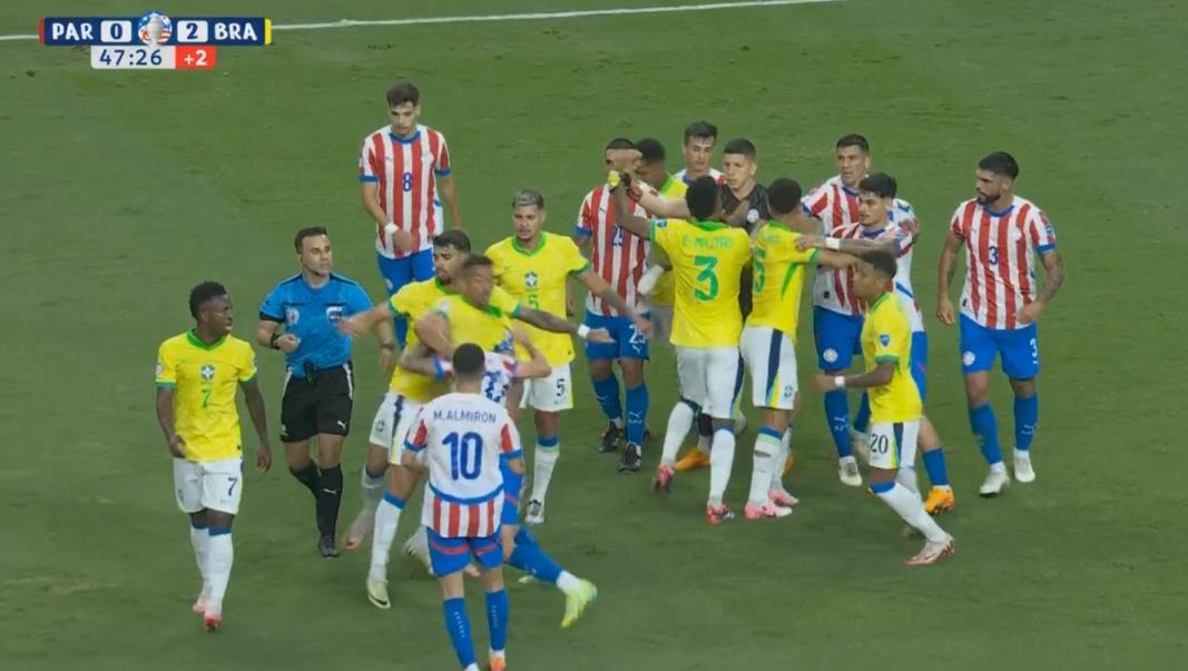 巴西vs巴拉圭双方爆发冲突！维尼修斯与对手理论，帕奎塔粗暴拉架