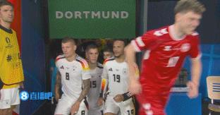 现场雨势减小，德国和丹麦球员回到球场开始热身