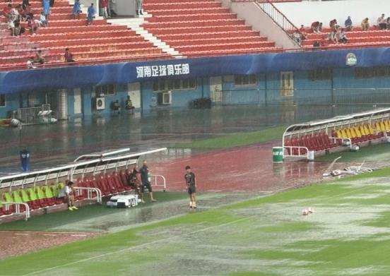 暴雨致场地积水严重！官方：河南vs海港开球时间延迟，视情况而定
