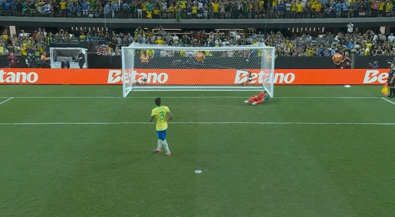 巴西vs乌拉圭点球大战，第一罚米利唐罚半高球被扑出！