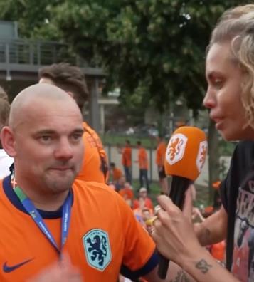 路过的荷兰球迷荷兰赛前采访斯内德，这造型还认得出来吗？