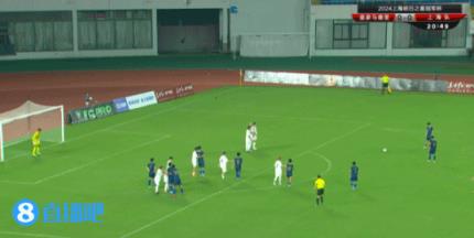 上海队1-0领先皇马U17！由树杰任意球中横梁下沿，弹入球网！