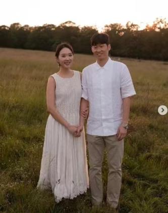 樸智星的妻子曬出一家四口的合照，慶祝兩人結(jié)婚十周年