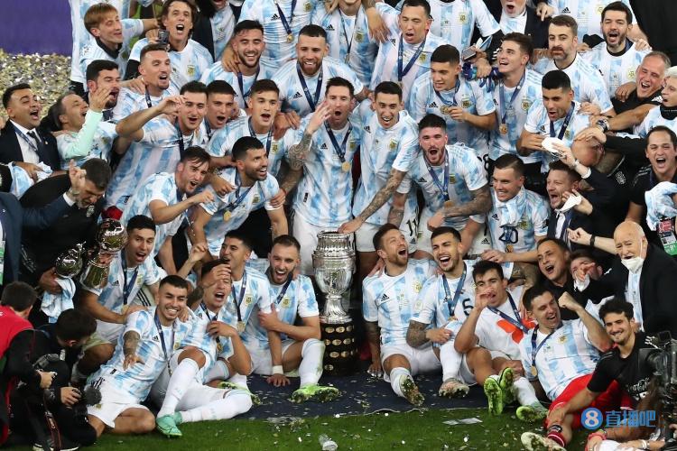 阿根廷近两届美洲杯捧杯照对比！时隔28年夺冠&时隔3年夺冠